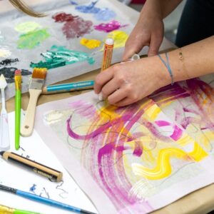 Nahaufnahme einer Hand, die einen Stift hält und ein Bild malt