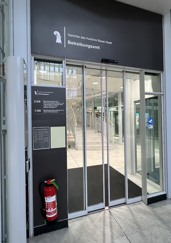 Foto eines Kuchens mit Purderzucker auf einem Teller